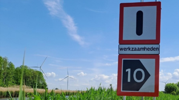 Scheepvaartborden met aanstraalverlichting aan rivier de Mark